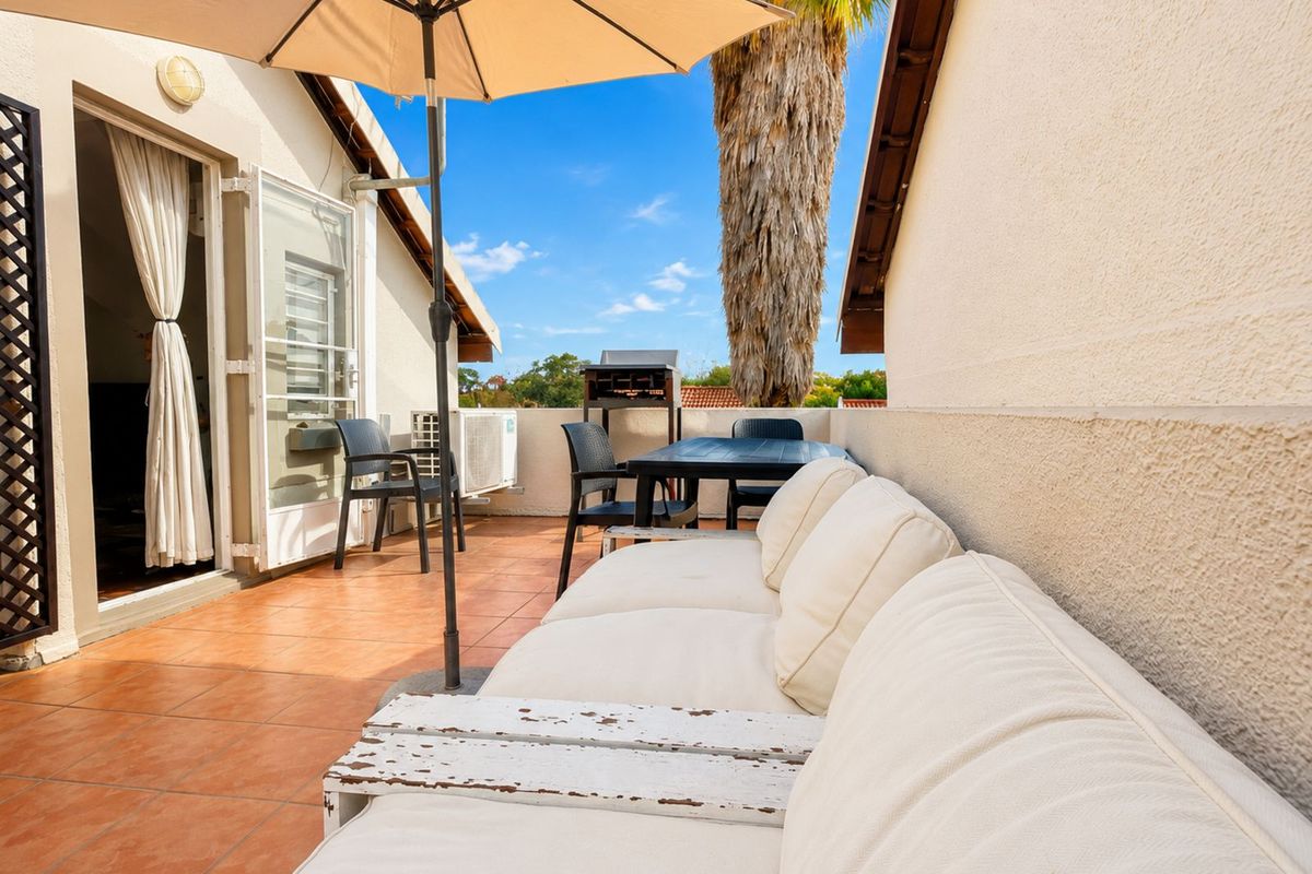 Townhouse For Sale in Douglasdale - Photo 4