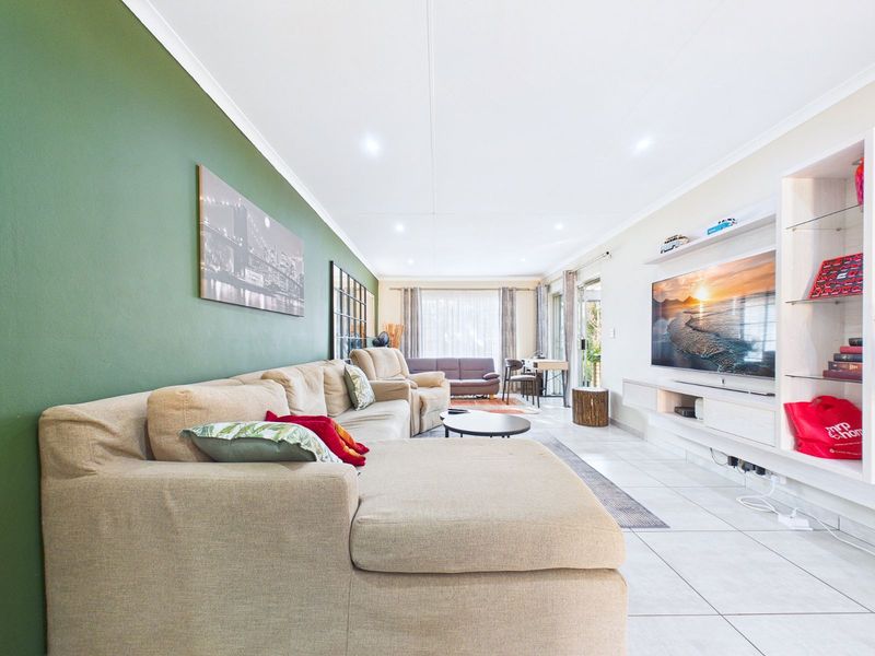 Townhouse For Sale in Radiokop - Photo 9