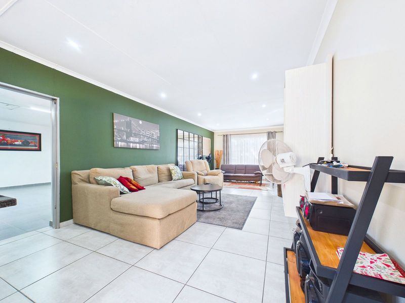 Townhouse For Sale in Radiokop - Photo 8