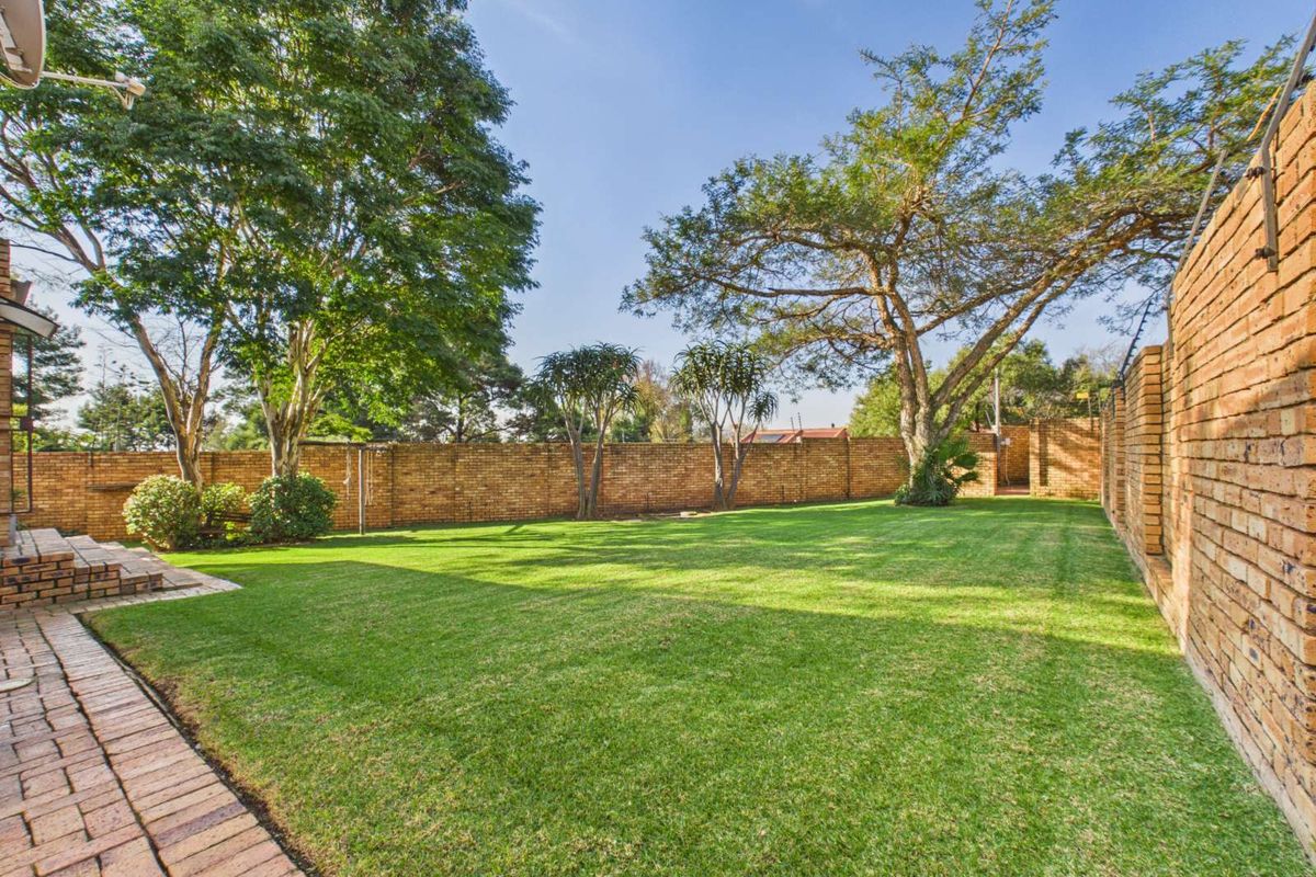 Townhouse For Sale in Radiokop - Photo 5