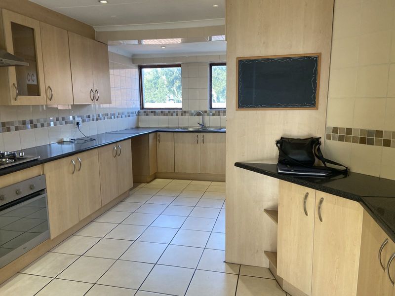 Townhouse For Sale in Kloofendal - Photo 7