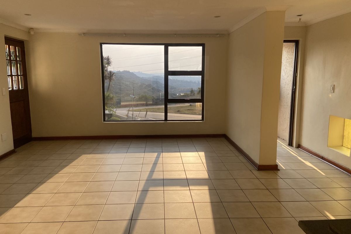 Townhouse For Sale in Kloofendal - Photo 2