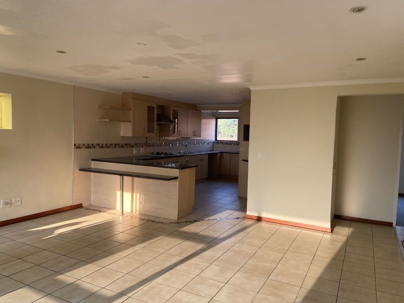 Townhouse For Sale in Kloofendal - Photo 3