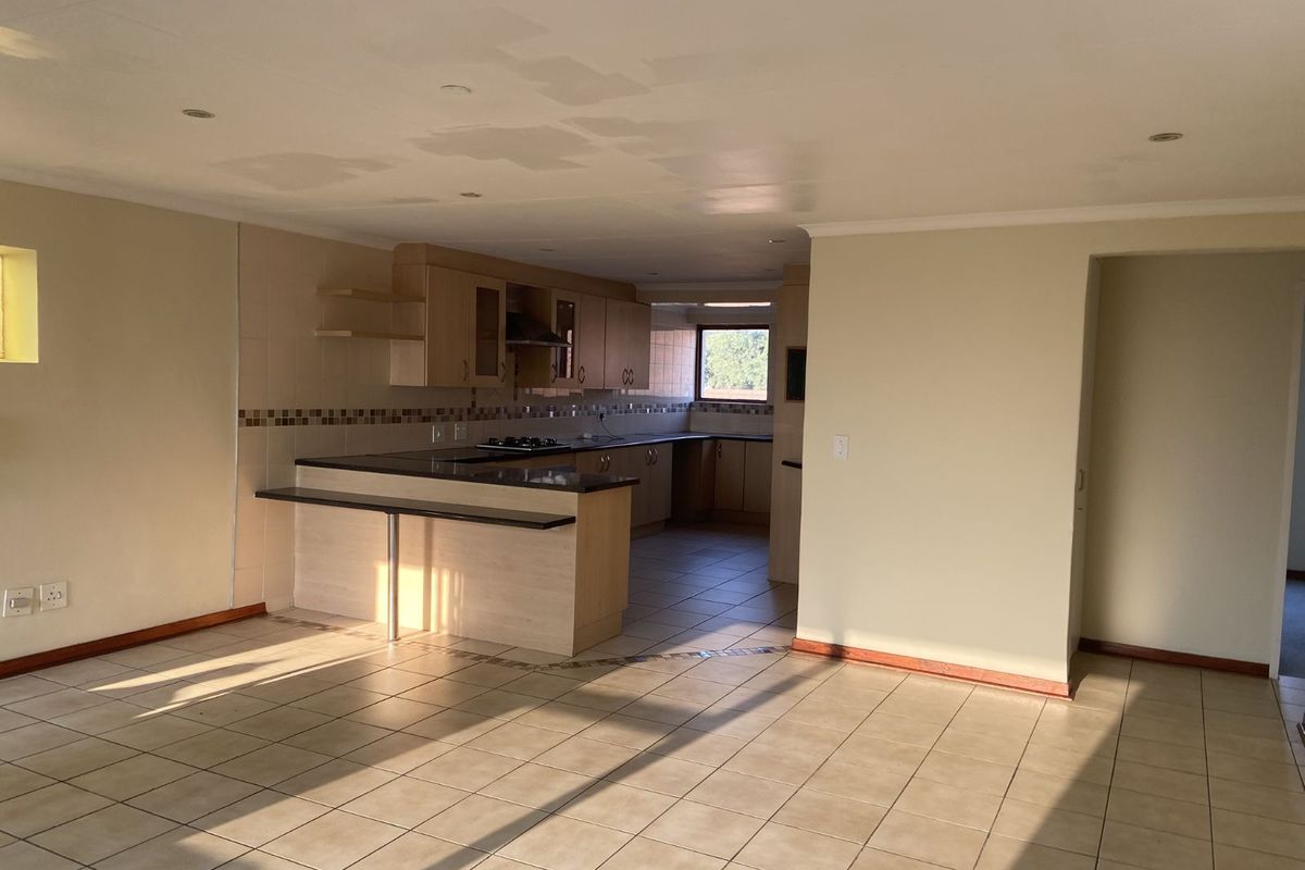 Townhouse For Sale in Kloofendal - Photo 3