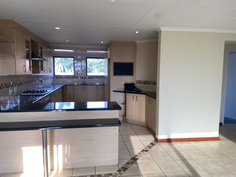 Townhouse For Sale in Kloofendal - Photo 4