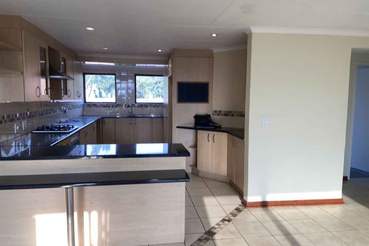 Townhouse For Sale in Kloofendal - Photo 4