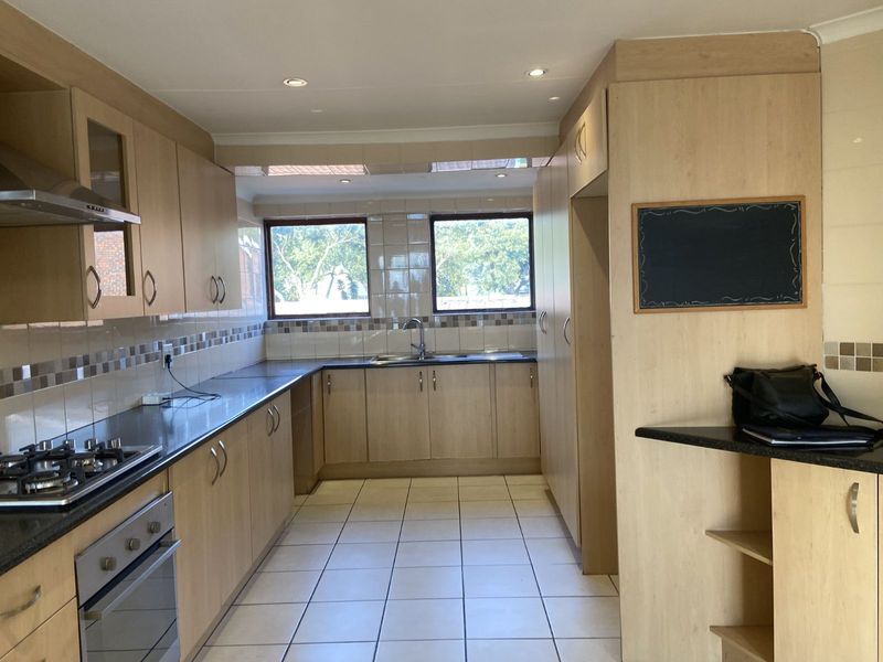 Townhouse For Sale in Kloofendal - Photo 5