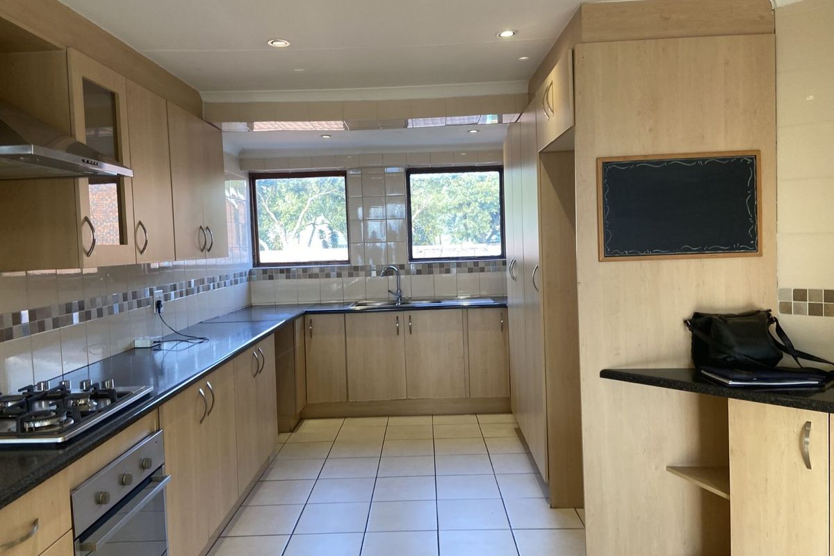 Townhouse For Sale in Kloofendal - Photo 5