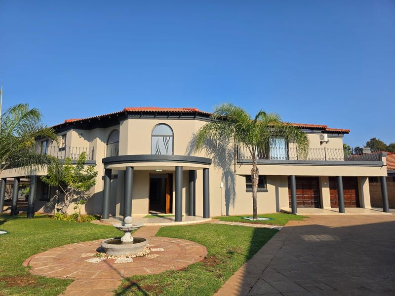 House For Sale in Roylglen Gardens - Photo 1