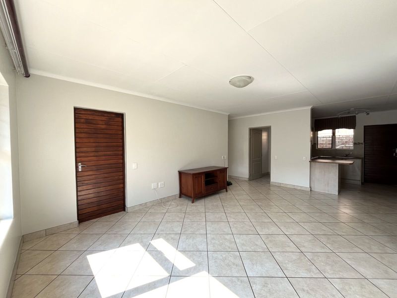 Townhouse For Sale in Equestria - Photo 4