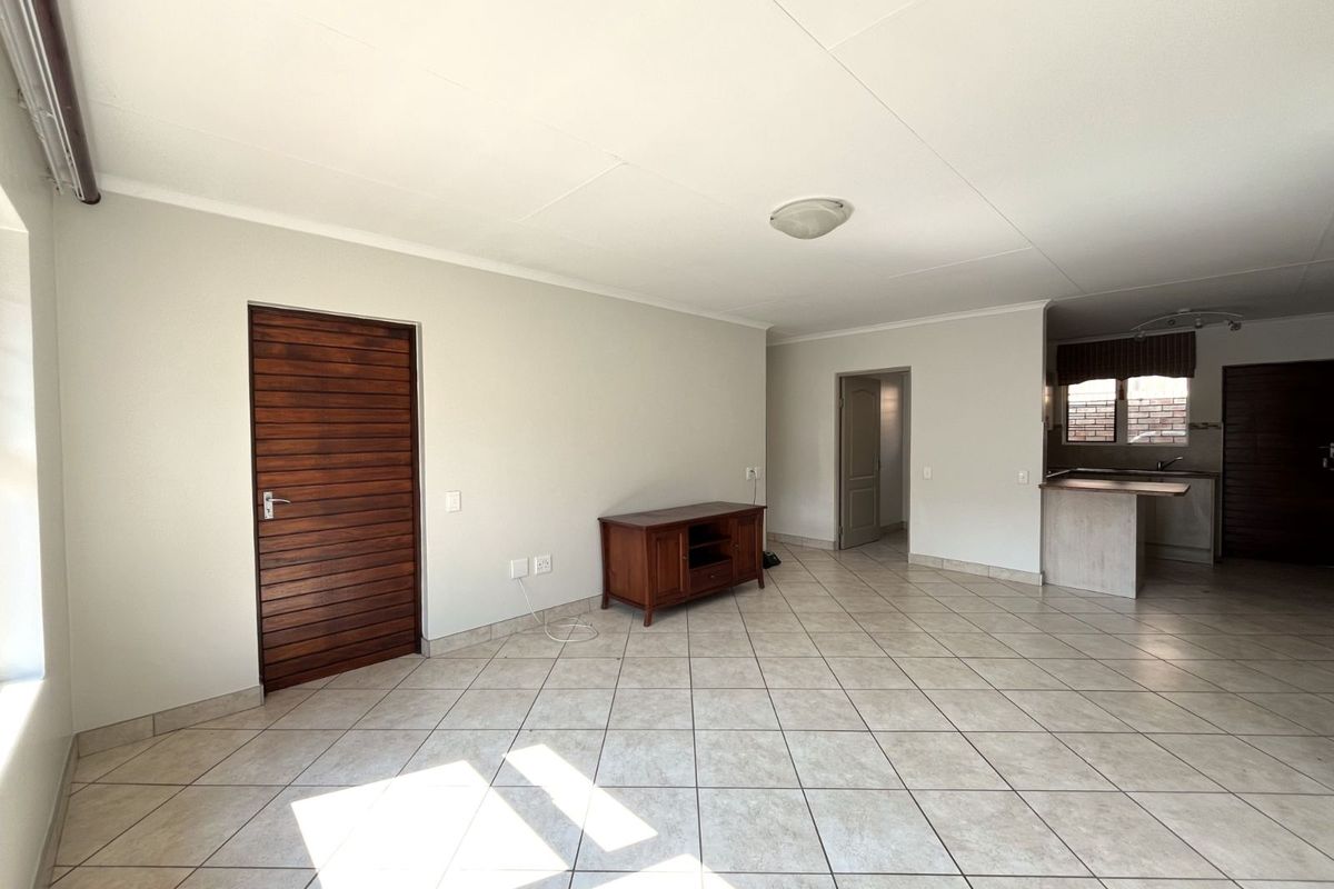 Townhouse For Sale in Equestria - Photo 4