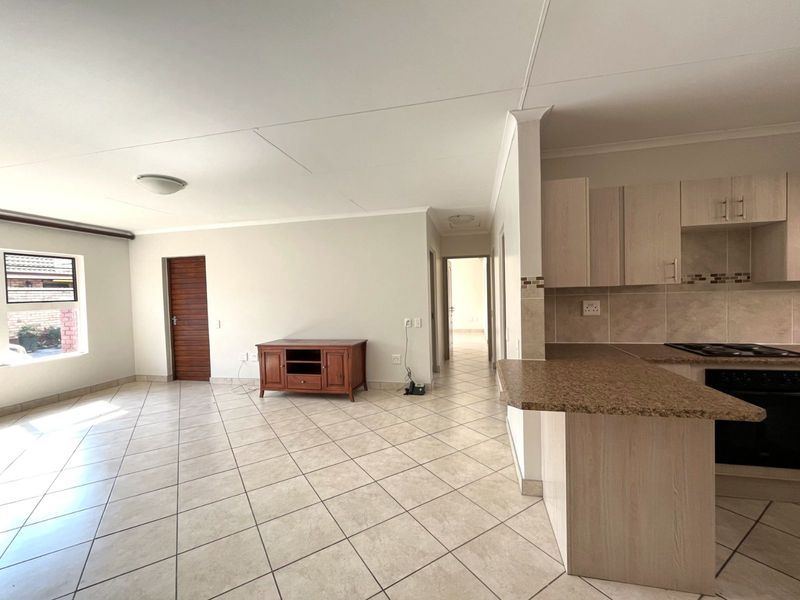 Townhouse For Sale in Equestria - Photo 6