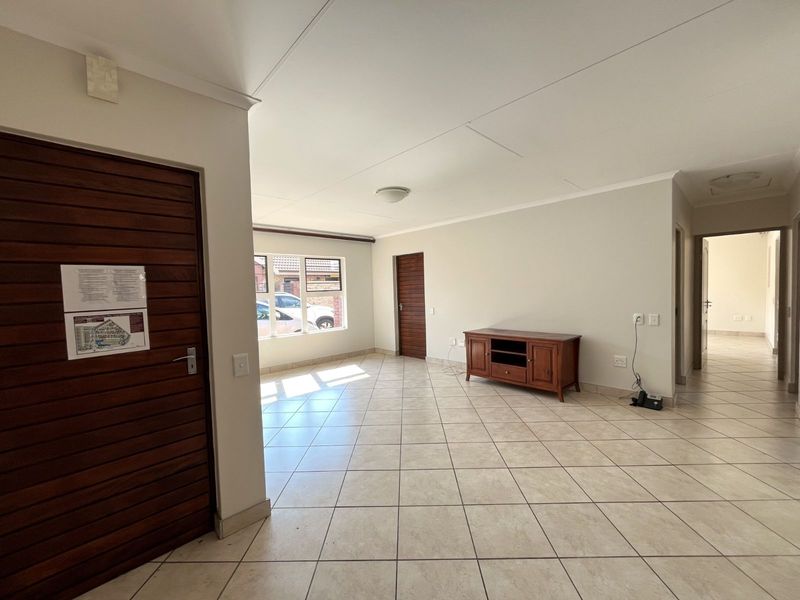 Townhouse For Sale in Equestria - Photo 9