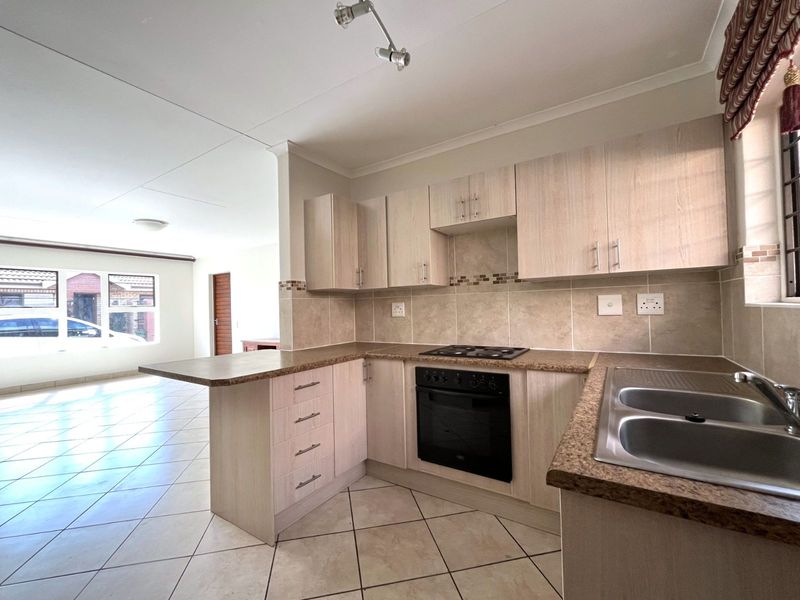 Townhouse For Sale in Equestria - Photo 7