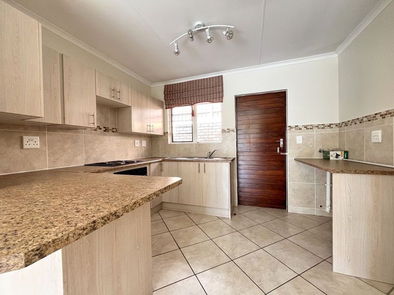 Townhouse For Sale in Equestria - Photo 8