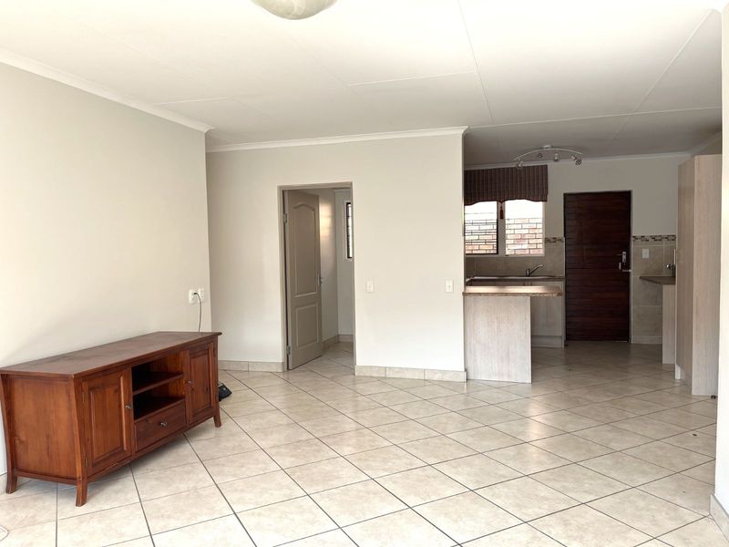 Townhouse For Sale in Equestria - Photo 5