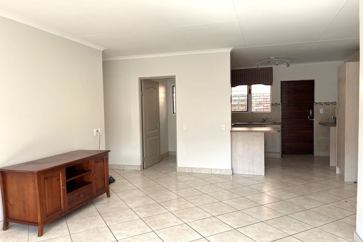 Townhouse For Sale in Equestria - Photo 5