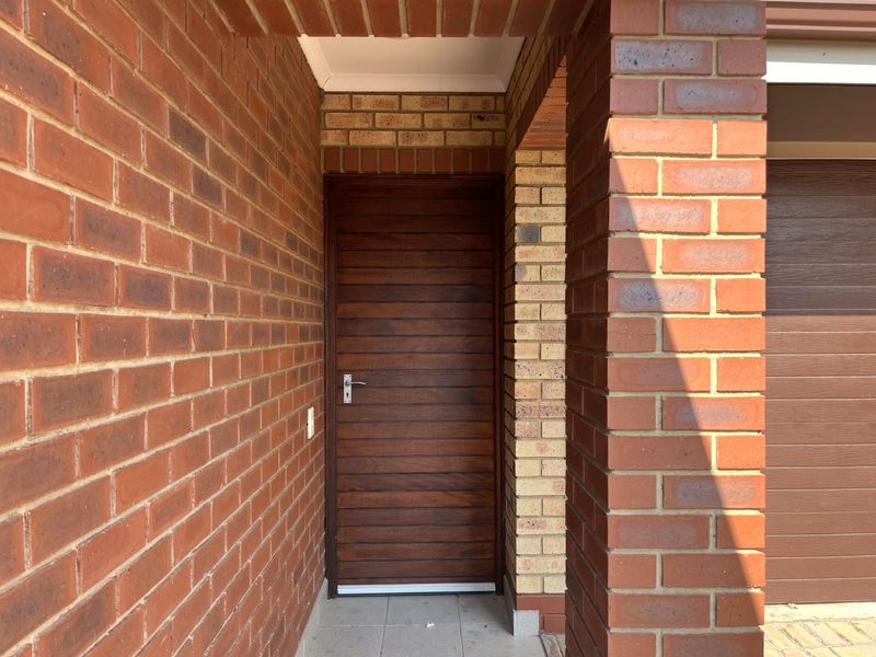 Townhouse For Sale in Equestria - Photo 3