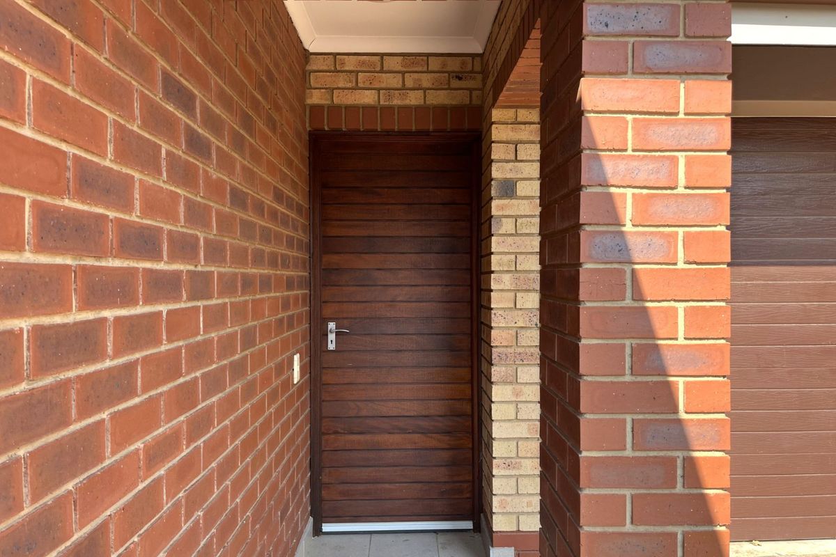 Townhouse For Sale in Equestria - Photo 3