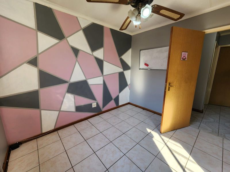 House For Sale in Rhodesdene - Photo 7