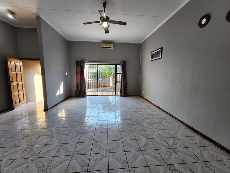 House For Sale in Rhodesdene - Photo 2
