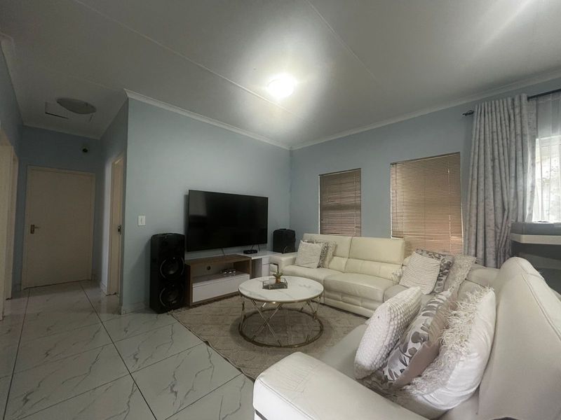 Townhouse To Rent in Fourways - Photo 3