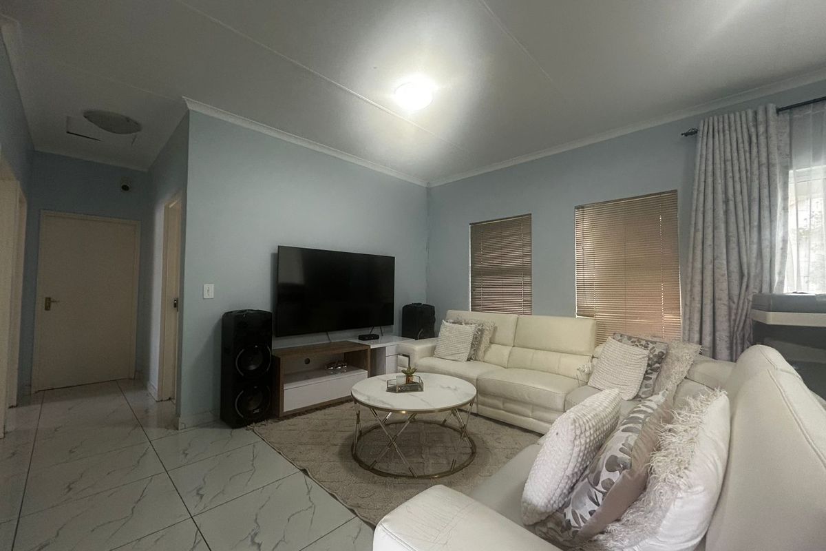 Townhouse To Rent in Fourways - Photo 3
