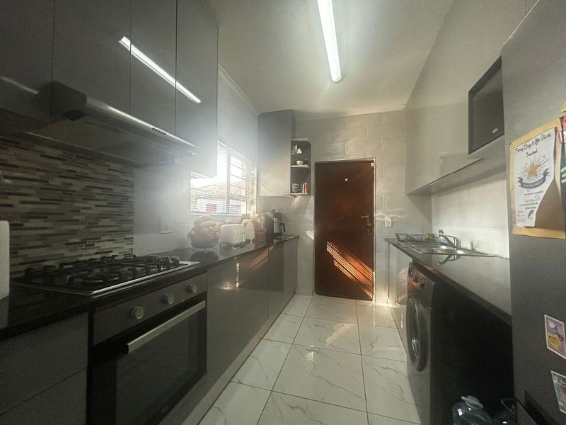 Townhouse To Rent in Fourways - Photo 5