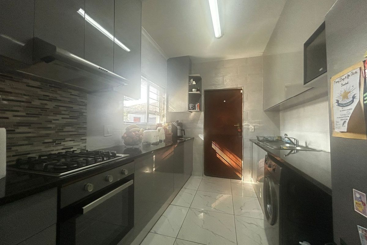 Townhouse To Rent in Fourways - Photo 5