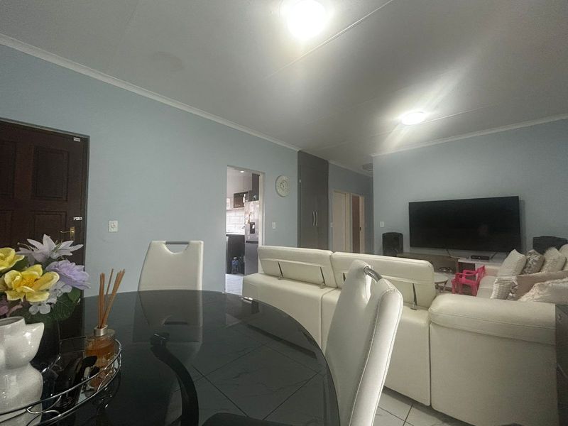 Townhouse To Rent in Fourways - Photo 4