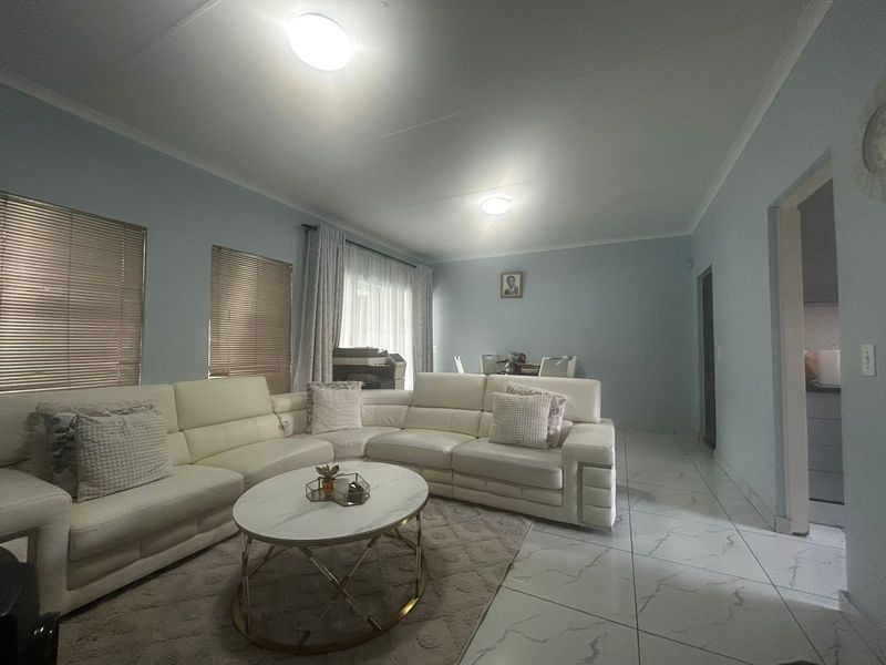 Townhouse To Rent in Fourways - Photo 2