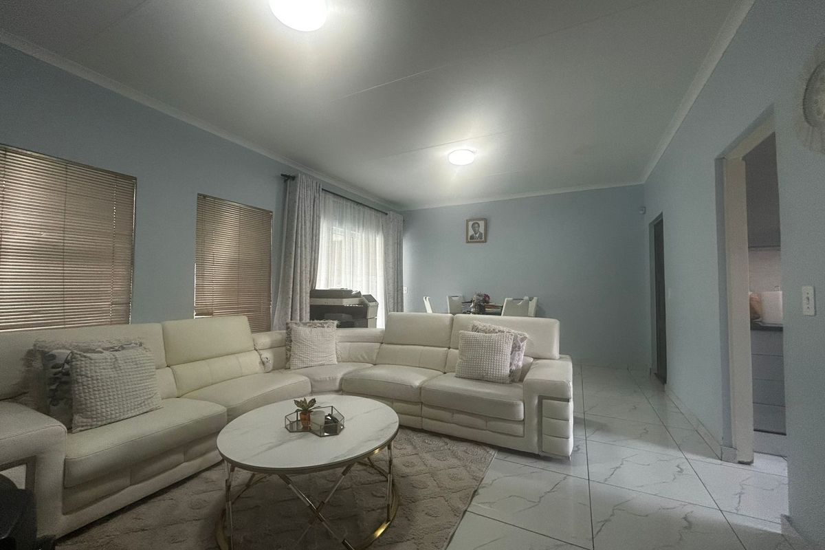 Townhouse To Rent in Fourways - Photo 2