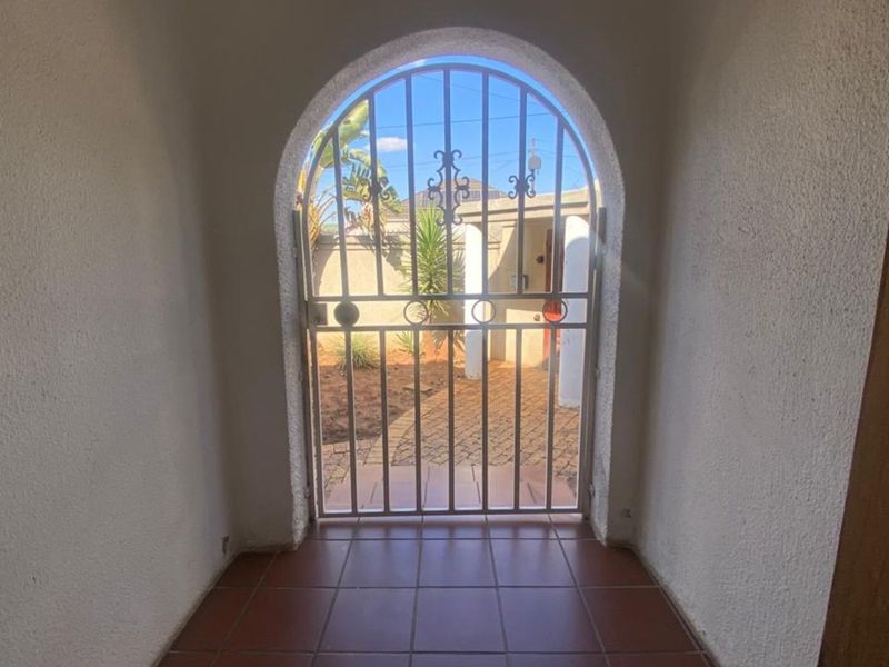 House For Sale in Kensington - Photo 6