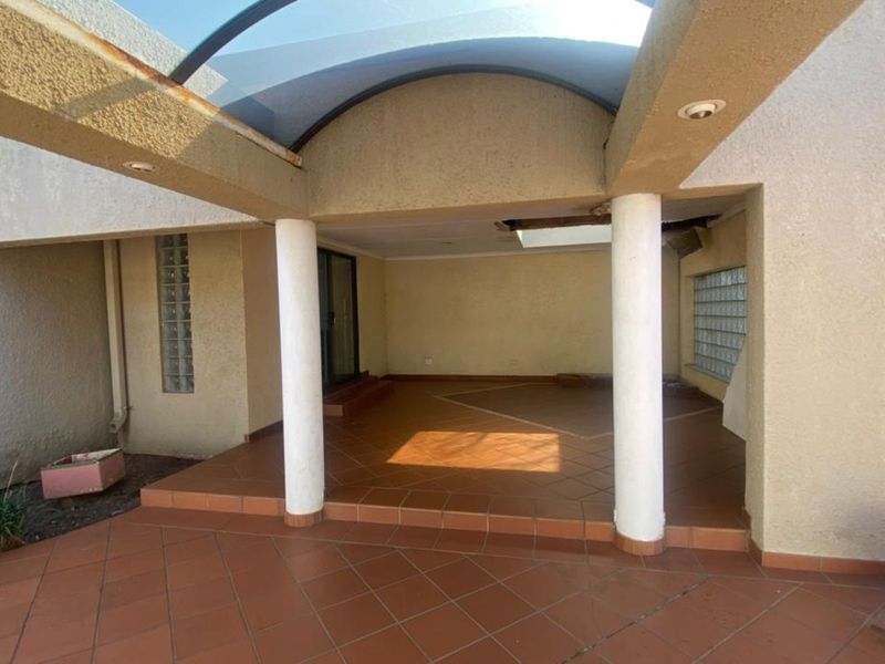 House For Sale in Kensington - Photo 4
