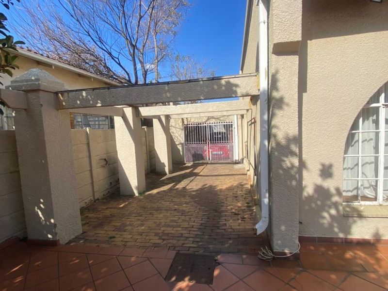 House For Sale in Kensington - Photo 2