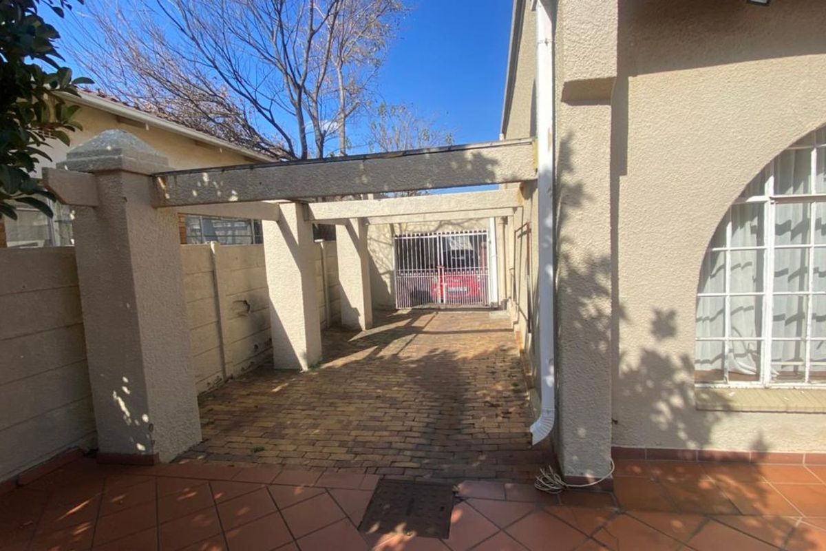 House For Sale in Kensington - Photo 2