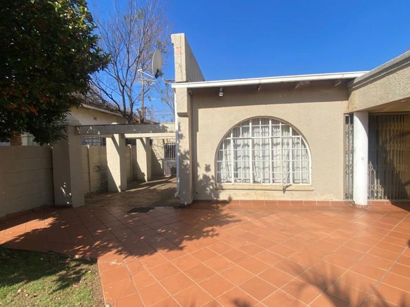 House For Sale in Kensington - Photo 1