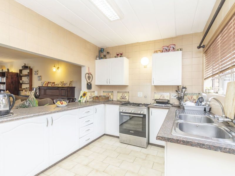 Townhouse For Sale in Weltevreden Park - Photo 6