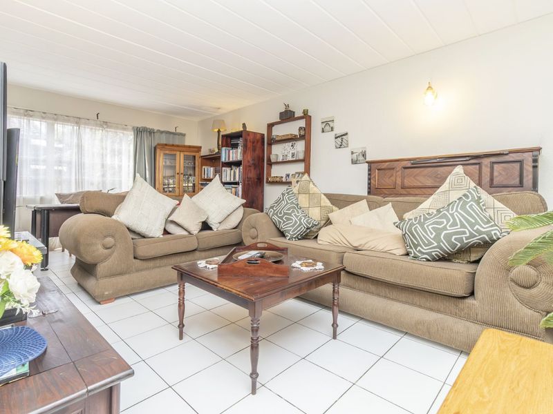 Townhouse For Sale in Weltevreden Park - Photo 4
