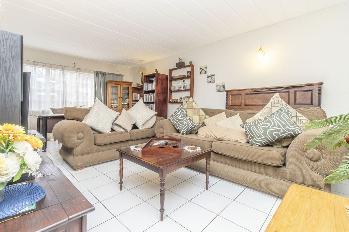 Townhouse For Sale in Weltevreden Park - Photo 4