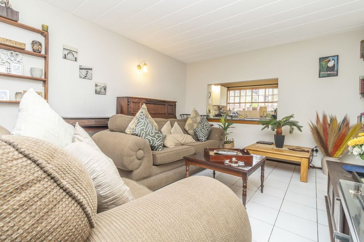 Townhouse For Sale in Weltevreden Park - Photo 3
