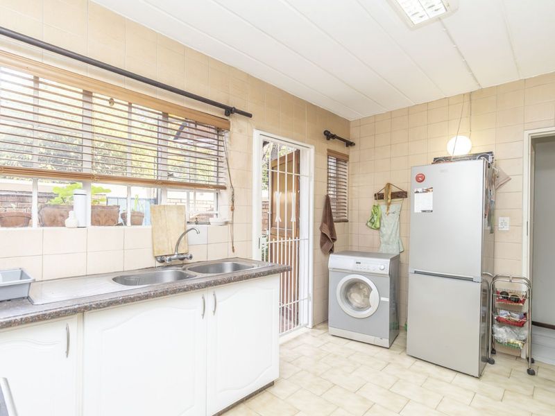 Townhouse For Sale in Weltevreden Park - Photo 5