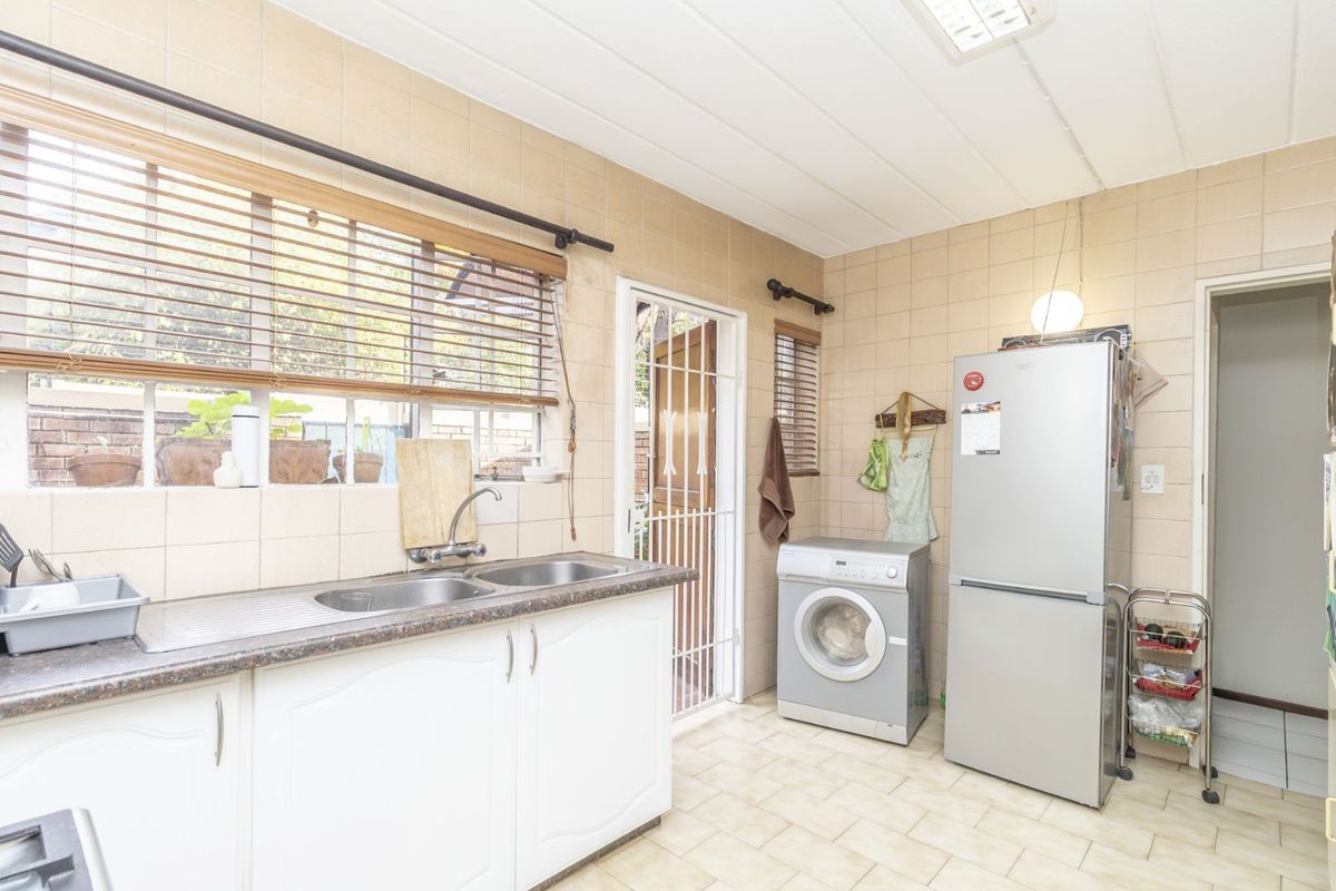 Townhouse For Sale in Weltevreden Park - Photo 5