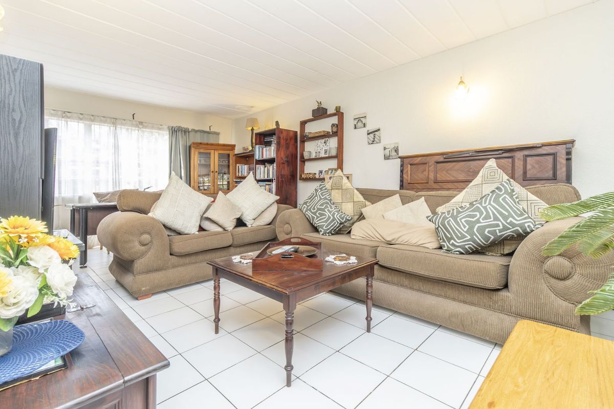 Townhouse For Sale in Weltevreden Park - Photo 2