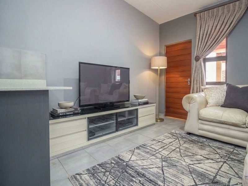 Apartment For Sale in Witpoortjie - Photo 4