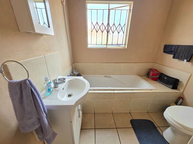 House For Sale in The Orchards - Photo 5