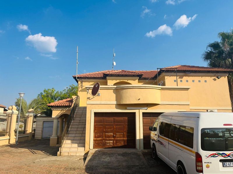 Townhouse To Rent in Aloe Ridge - Photo 1