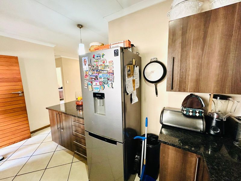 Townhouse To Rent in Mooikloof Ridge - Photo 6