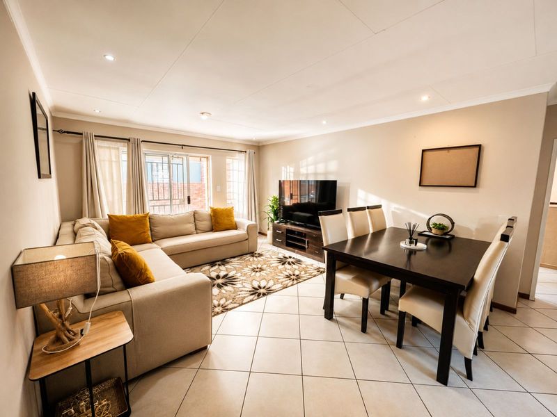 Townhouse To Rent in Mooikloof Ridge - Photo 2