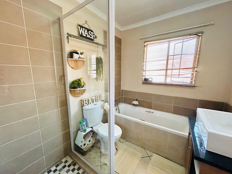 Townhouse To Rent in Mooikloof Ridge - Photo 8
